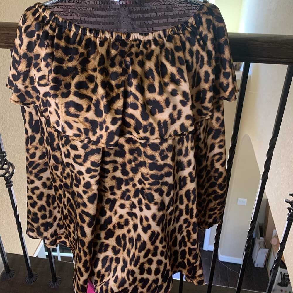 Vince Camuto long sleeve off shoulder leopard top